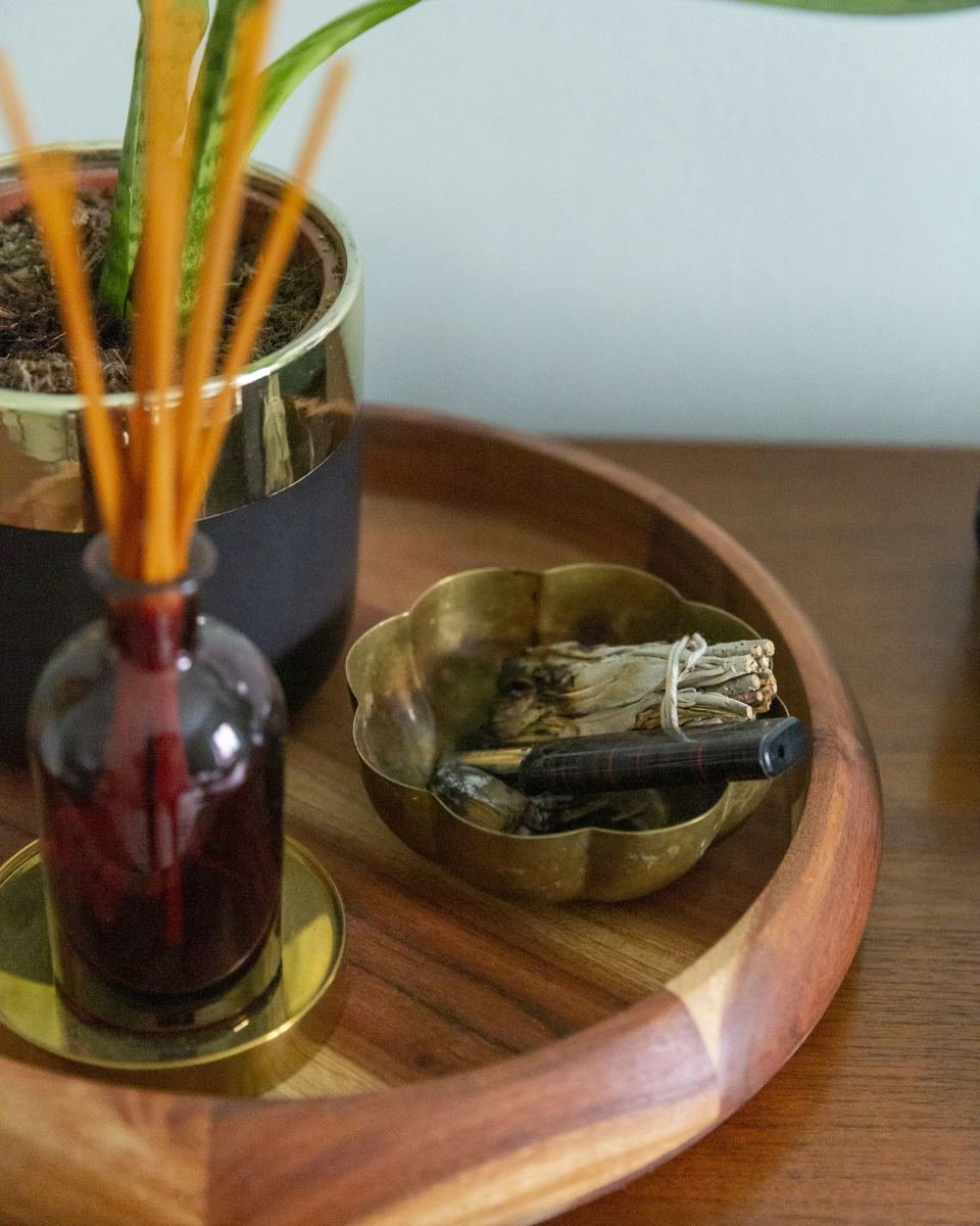 Bandeja de madera con un atado de salvia, un difusor de aromas y una planta