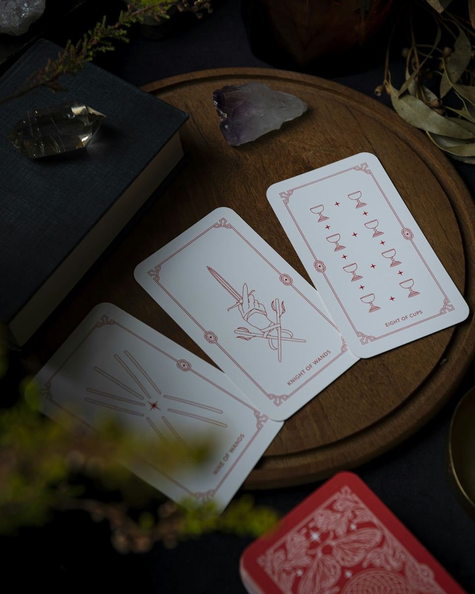 Cartas de tarot dispuestas sobre una bandeja de madera